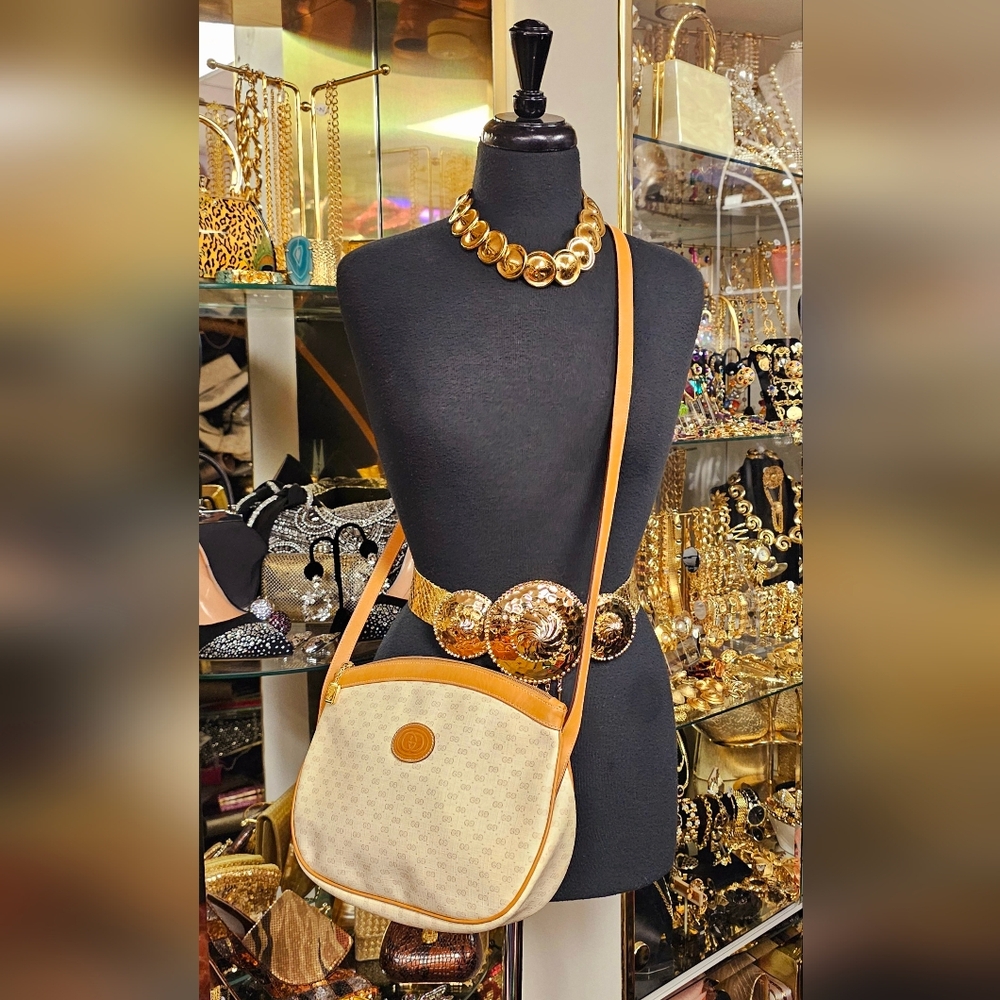 Gucci Elegant Tan and Cream Shoulder Bag